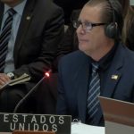 قطع سخنرانی نماینده آمریکا با اعتراض فعال معترض به حمله علیه ونزوئلا